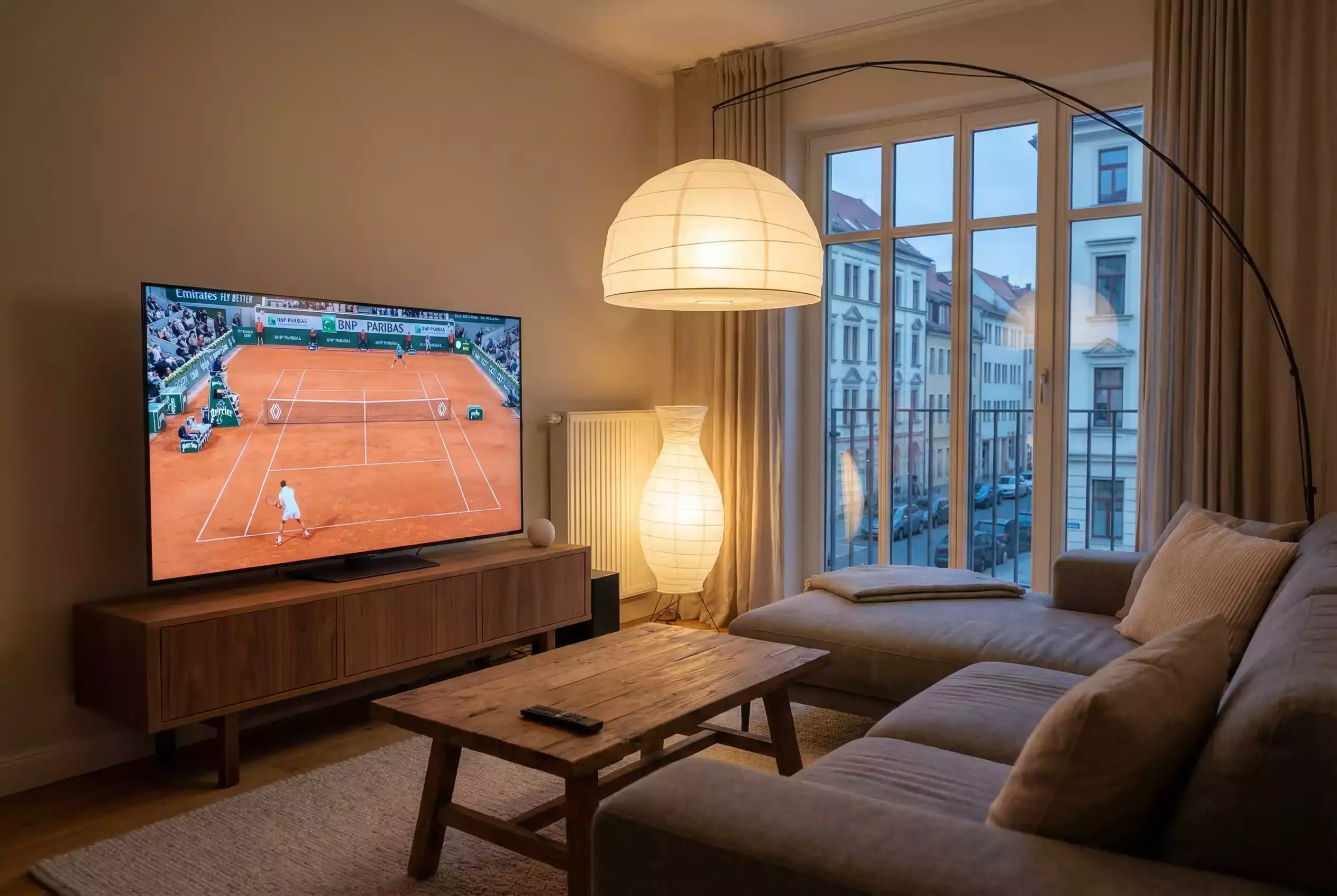 Tennisübertragung auf einem modernen Fernseher im Wohnzimmer