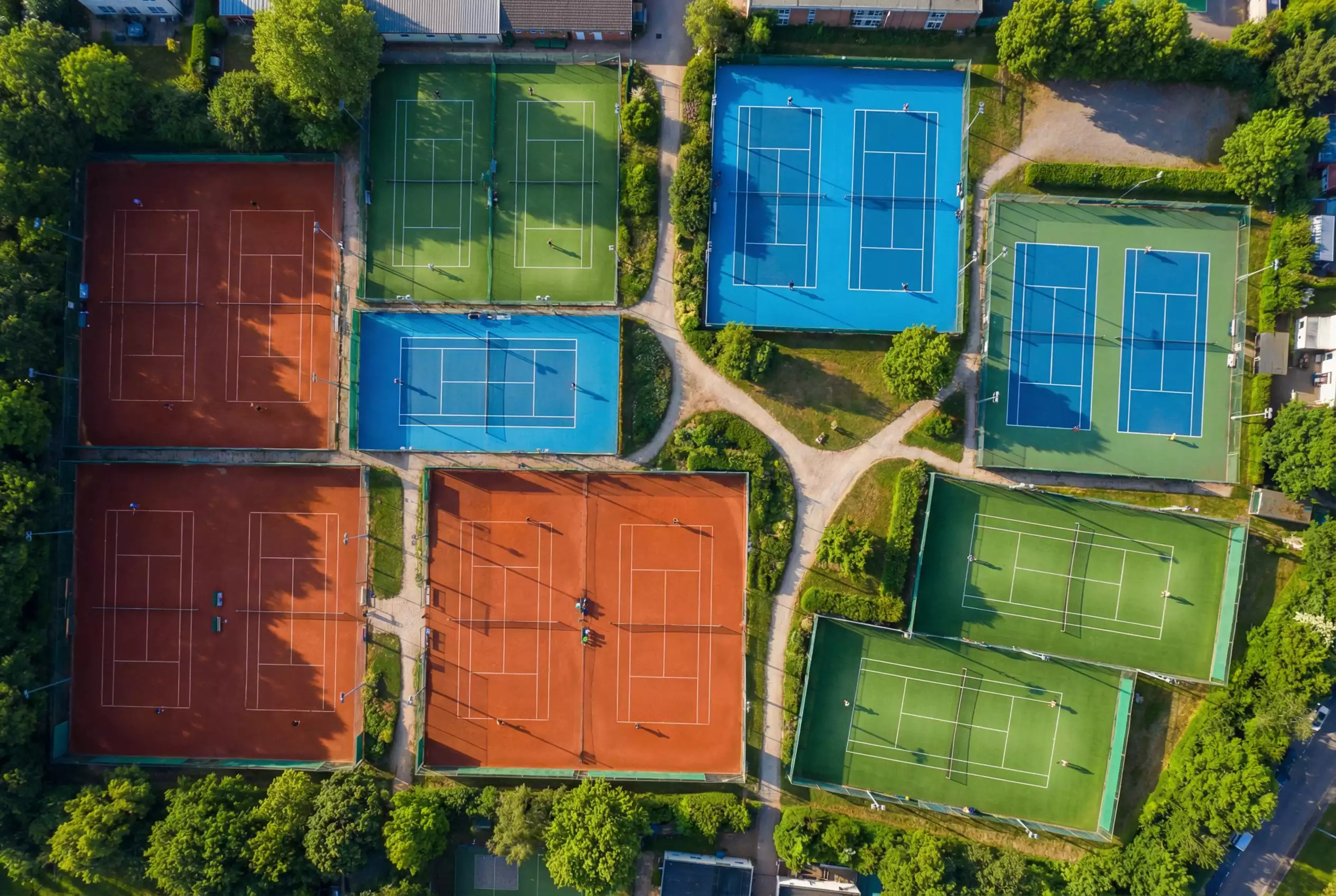 Tennisplätze aus der Vogelperspektive mit Spielern verschiedener Nationalitäten